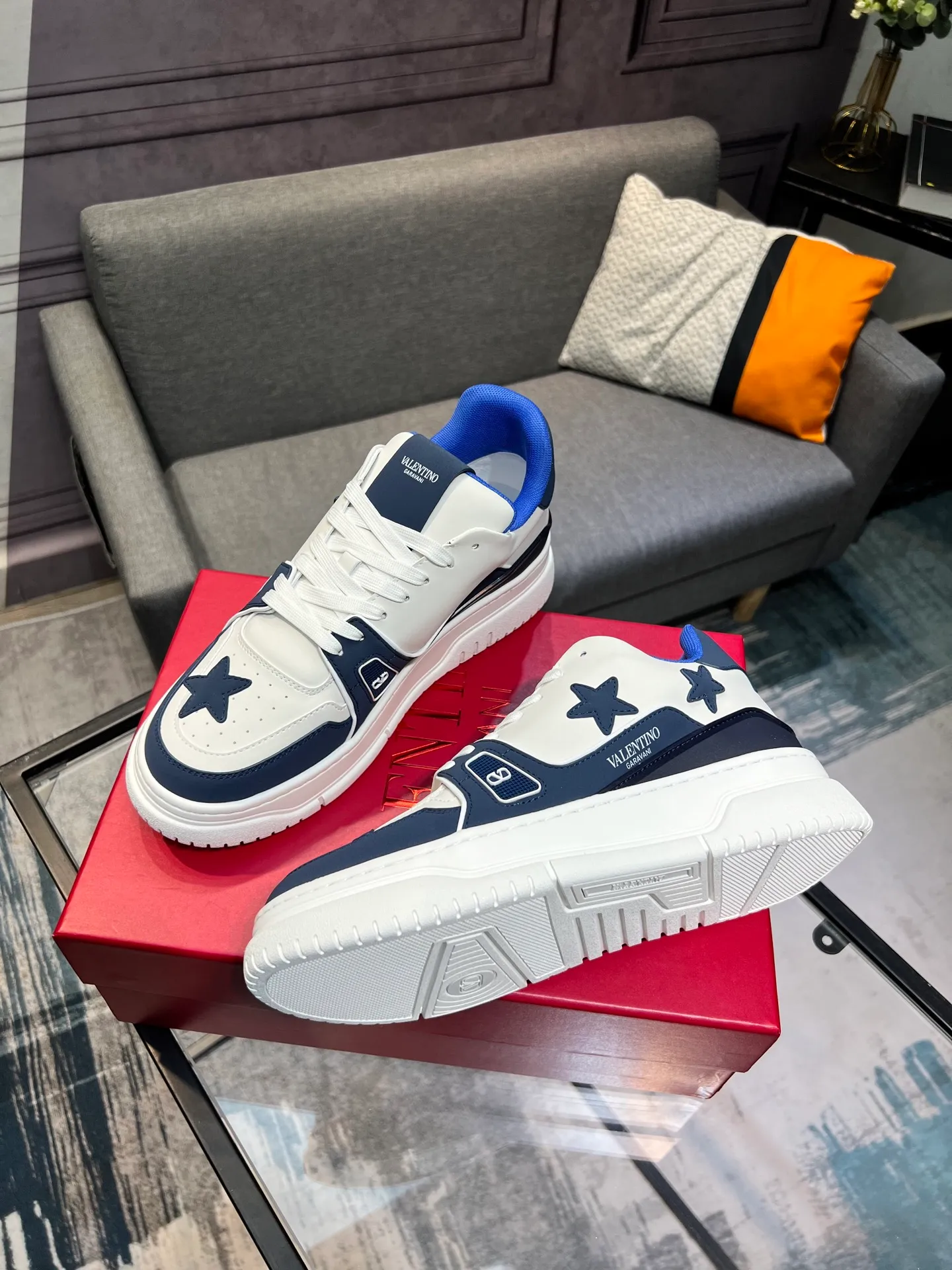 Men's Men's Shoes 💰660 Valentino 2023 early autumn new star shoes are now online! Wang Hedi and Ren Jialun have been worn by many celebrities. Who can refuse the same couple shoes as Wang Hedi! The design of Stars Stab My Heart is cool and spicy. The material of the shoes is cowhide, and every color is beautiful! Size 35-40, men’s size 39-44 (women’s 41, men’s 38, 45🉑️customized)